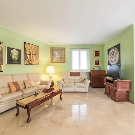 Oriental Luxury In Apartment Cernobbio